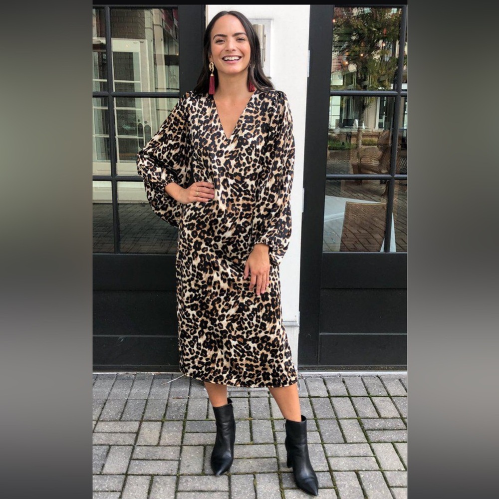 KARLIE “ABELLA” LEOPARD PRINT V-NECK PUFF SLEEVE MIDI DRESS